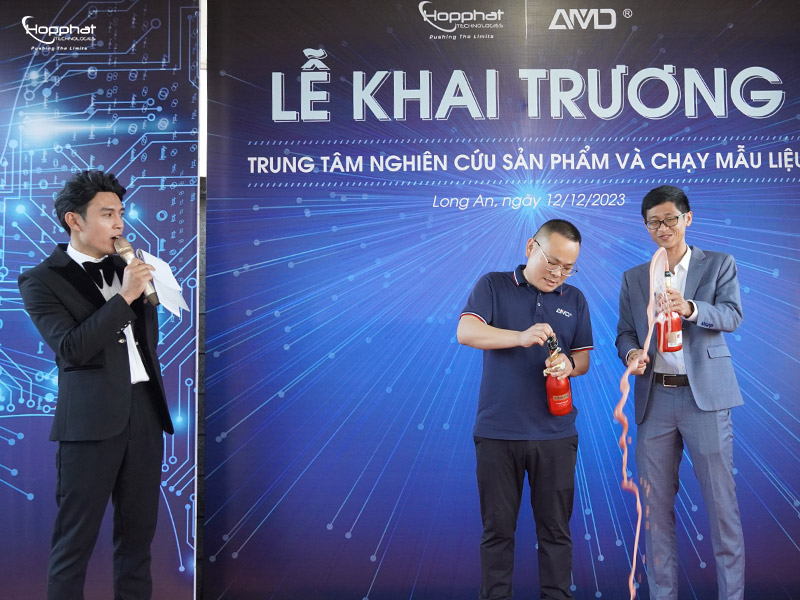 Đại diện AMD và Hợp Phát khai rượu 