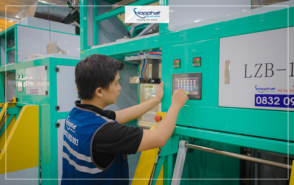 Đội ngũ kỹ sư Hợp Phát lắp ráp máy đóng gói tự động cho khách.