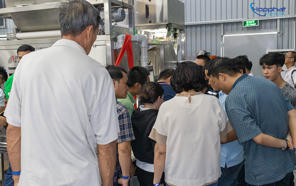Chạy mẫu liệu cho các khách hàng tham quan