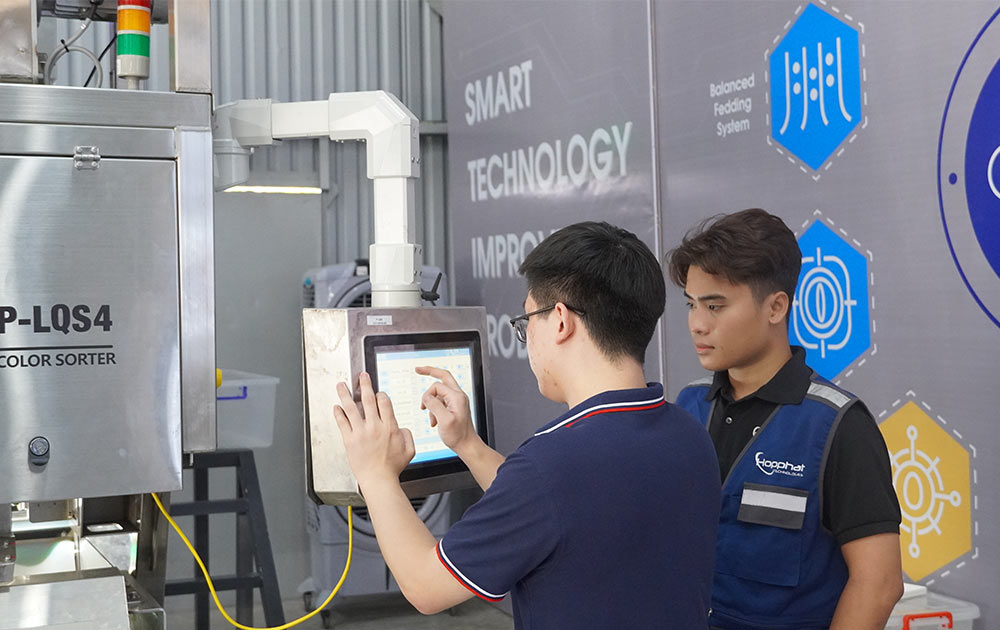 Các Kỹ sư Hợp Phát nghiên cứu sản phẩm mới